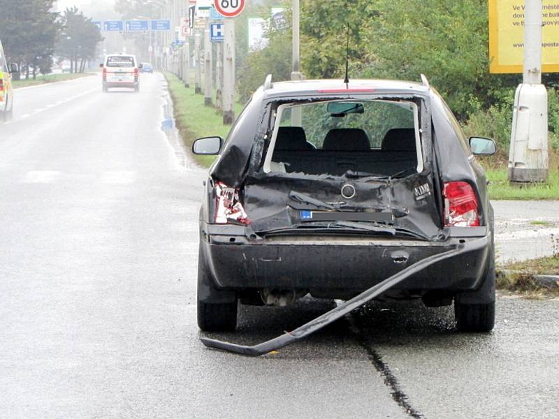 Vážná dopravní nehoda tří vozidel na světelné křižovatce ulic Rašínova a Na Rybárně v Hradci Králové.