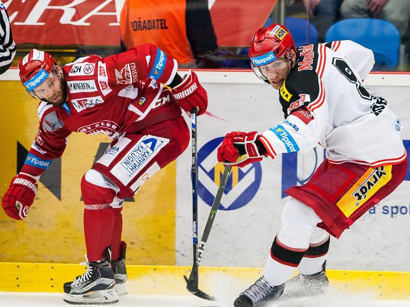 Hokejová extraliga: Mountfield HK - HC Oceláři Třinec.