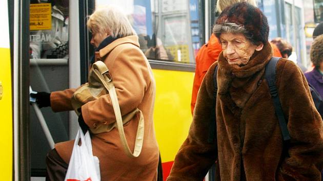 Hradečtí důchodci se bouří. Za celoroční jízdné mají zaplatit o 200 korun více.