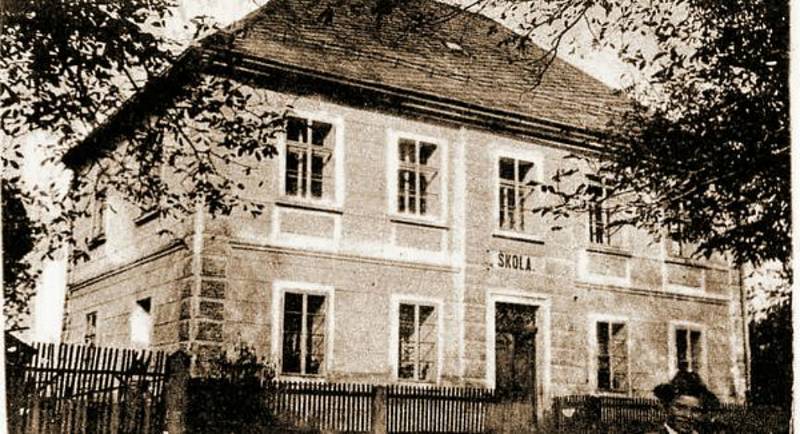 V dřívějších dobách se ve vesnici nacházela i škola. Z nynějších budou je v obci stále obecní úřad, knihovna a poblíž kostela pomník prusko-rakouské války z roku 1866.