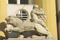 Lví socha na domě č.p. 556 na tř. ČSA v Hradci Králové.
