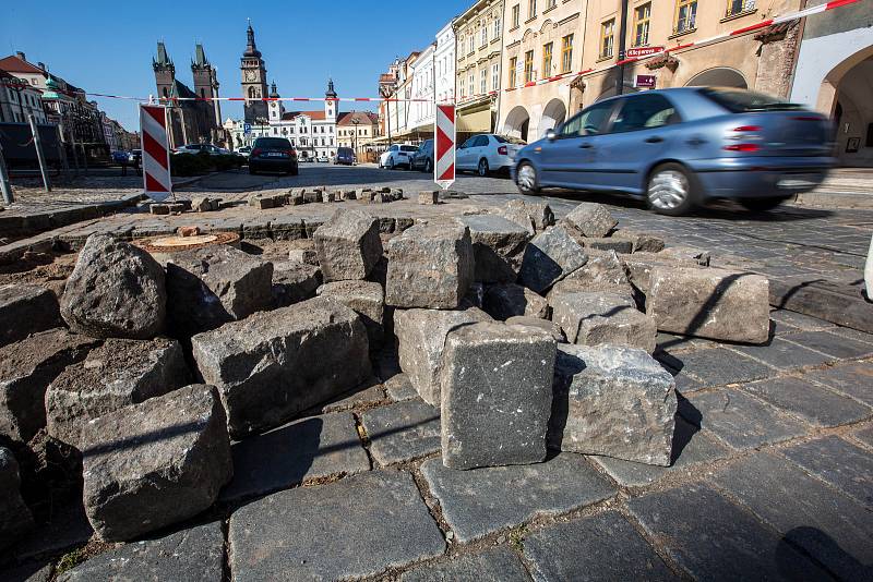Rozbitá silnice na Velkém náměstí v Hradci Králové.