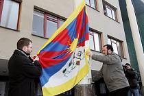 Na stožáru před hradeckou radnicí opět zavlála 10. března 2010 vlajka Tibetu.