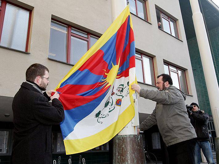 Na stožáru před hradeckou radnicí opět zavlála 10. března 2010 vlajka Tibetu.