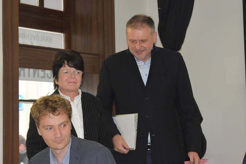 Dusná atmosféra panovala na tiskové konferenci lídrů pětikoalice. Příchod Jana Holáska (Rozvíjíme Hradec).