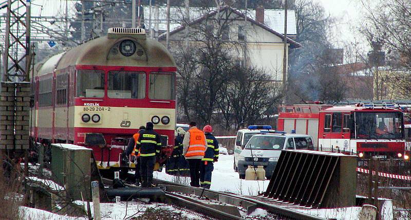 Srážka zrychleného vlaku a osobního automobilu v Třebechovicích stála řidiče život, 14. prosince 2010.