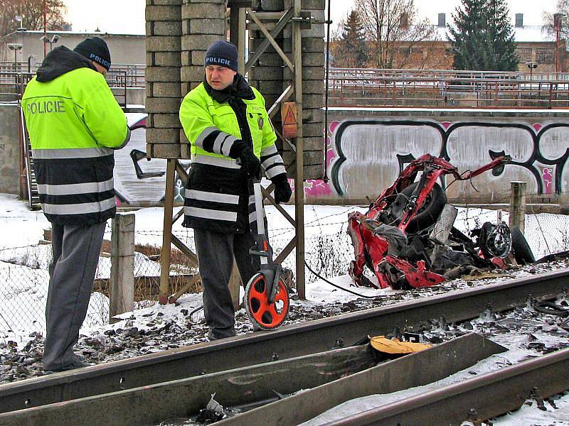 Srážka zrychleného vlaku a osobního automobilu v Třebechovicích stála řidiče život, 14. prosince 2010.