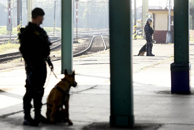 Bezpečnostní opatření v souvislosti s rizikovým hokejovým zápasem mezi Hradcem Králové a Pardubicemi.