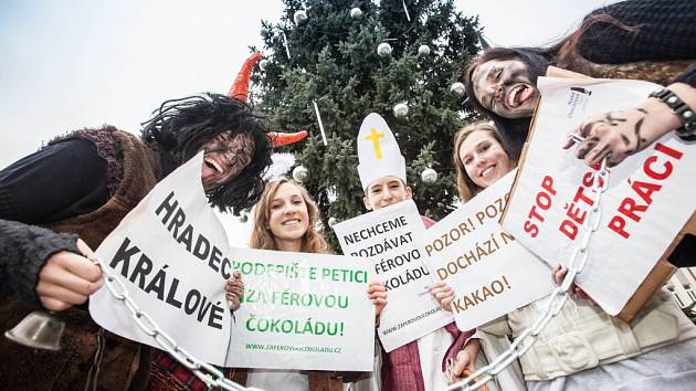 Mikulášský protest za férovou čokoládu na Masarykově náměstí v Hradci Králové.