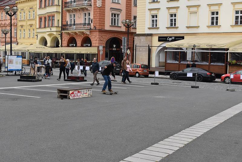 Velké náměstí v neděli odpoledne ožilo uměním.