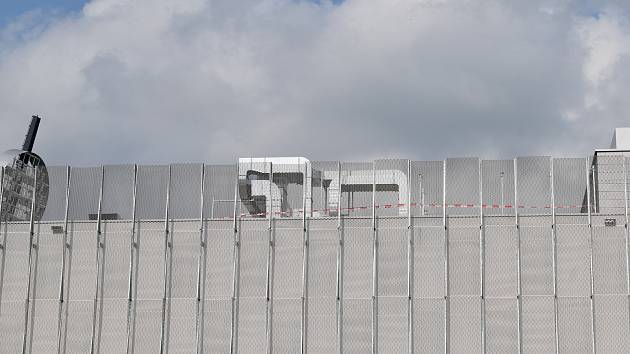 Takhle vypadalo opláštění fotbalového stadionu v Hradci 23. května, kdy si rozestavěnou arénu prohlížel premiér Petr Fiala.