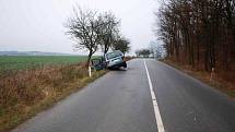 Havárie osobního automobilu mezi Novým Bydžovem a Skochovicemi poblíž odbočky na Lužec nad Cidlinou.