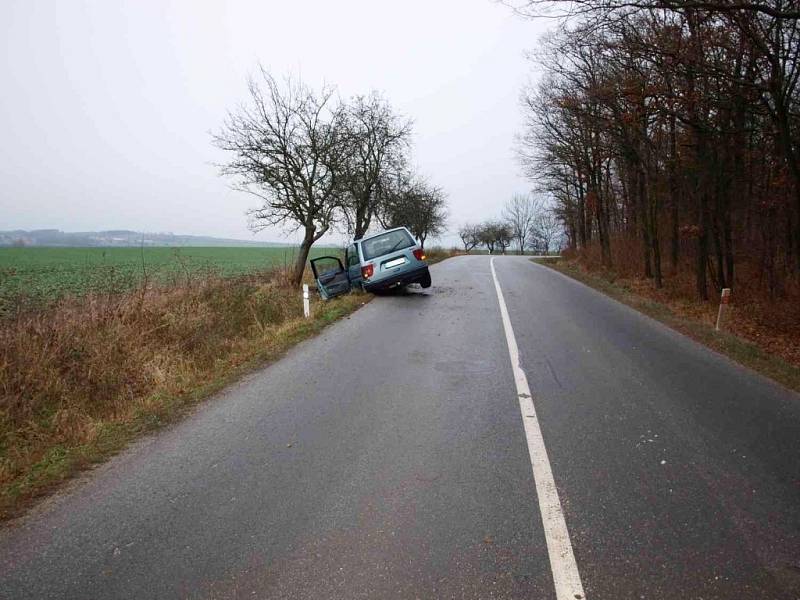 Havárie osobního automobilu mezi Novým Bydžovem a Skochovicemi poblíž odbočky na Lužec nad Cidlinou.