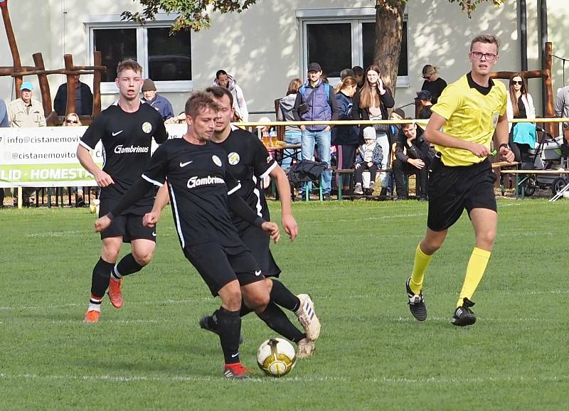 Televizní duel I. A třídy Stěžery (v tmavém) vs. Kunčice 1:5.