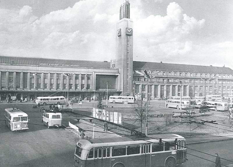 POHLEDNICE ZACHYCUJE čilý ruch městské hromadné dopravy před hlavním nádraží v první polovině 60. let.