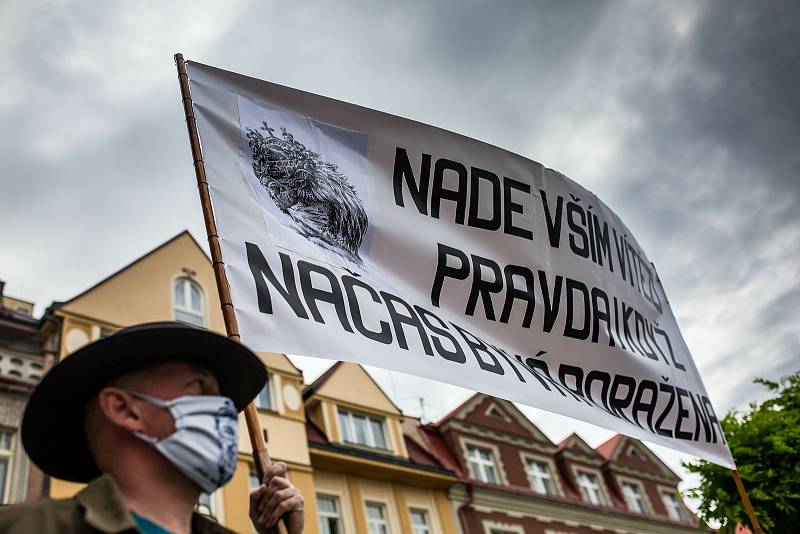 Demonstrace Milionu chvilek pro demokracii na Masarykově náměstí v Hradci Králové.