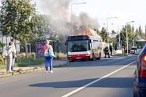 Požár autobusu MHD v hradecké ulici Akademika Bedrny.