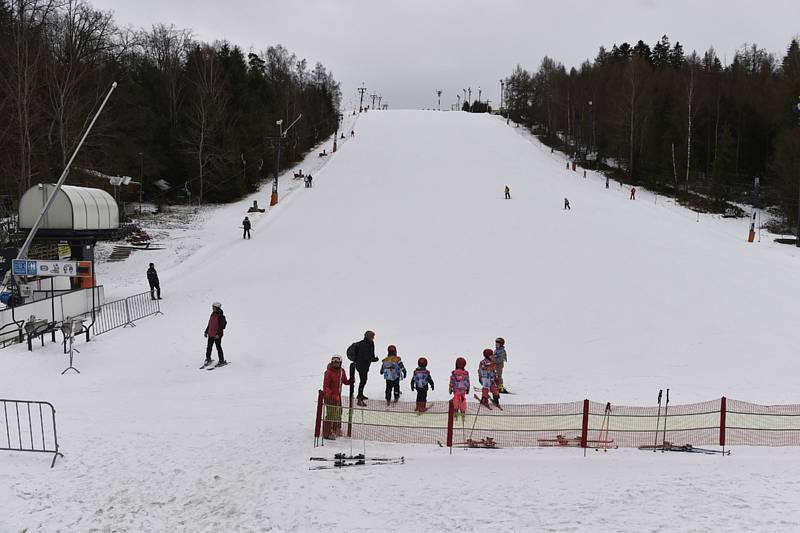 Skiareály nabízí dobré lyžařské podmínky, díky počasí přibylo i běžkařských stop