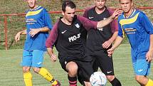 ŠLÁGR OKRESNÍHO PŘEBORU. Fotbalisté Prasku (v tmavém)  v souboji o čelo tabulky porazili Roudnici B 1:0.