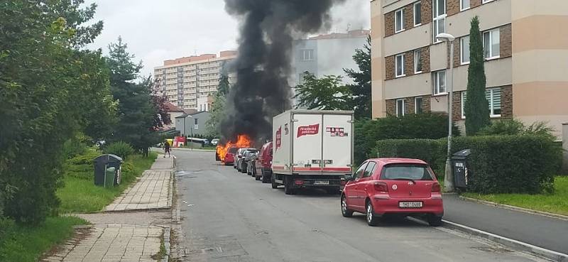 V centru Hradce hořelo auto