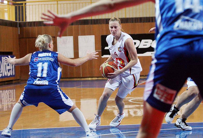 Basketbalistky Hradce Králové během přípravnéího turnaje Velká cena Tepelného hospodářství HK.