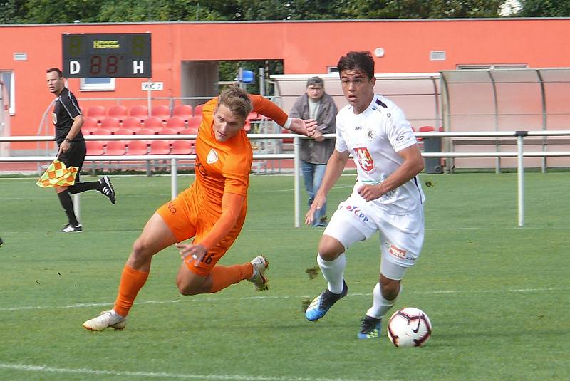 Atraktivní podzimní duel rezervy královéhradeckých Votroků (v bílém) s Živanicemi skončil vítězstvím domácího celku 2:0. Jarní odveta na půdě Sokola se už bohužel neuskuteční.