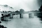 Původní pevnostní Moravský most. V roce 1914 ho nahradil dnešní most.