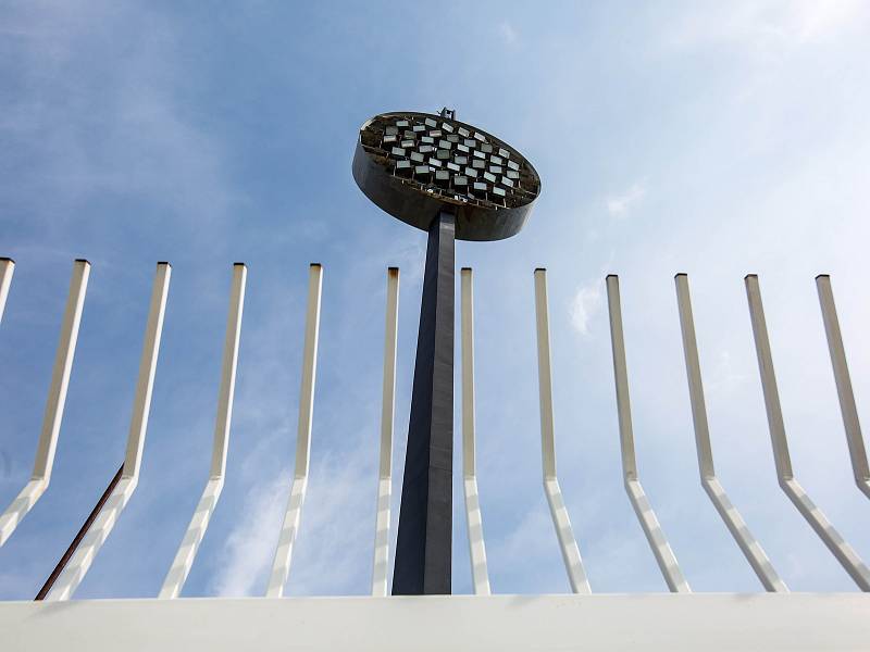 Hradecký fotbalový stadion v Malšovicích se bude rekonstruovat, k zemi půjdou i známá "lízátka".