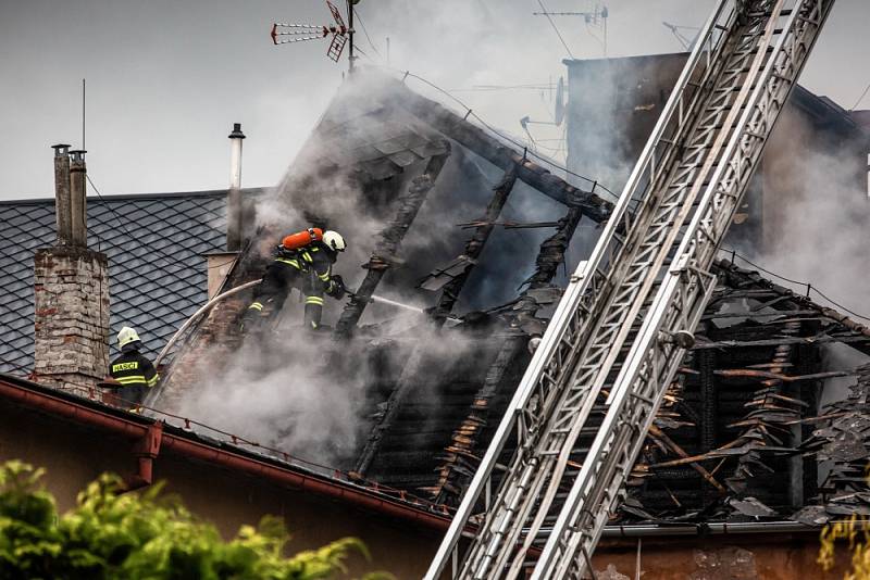 Požár střechy domu ve Dvoře Králové nad Labem.
