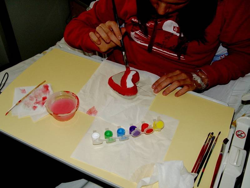 Malování srdíček a želviček v podání nemocných dětí s hradeckým RC Víla Amátka.
