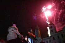 Tisíce lidí si v první den roku užily na Velkém náměstí v Hradci Králové novoroční ohňostroj.