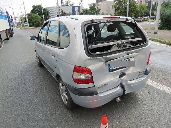 Dopravní nehoda dvou nákladních a jednoho osobního automobilu v hradecké Brněnské ulici.