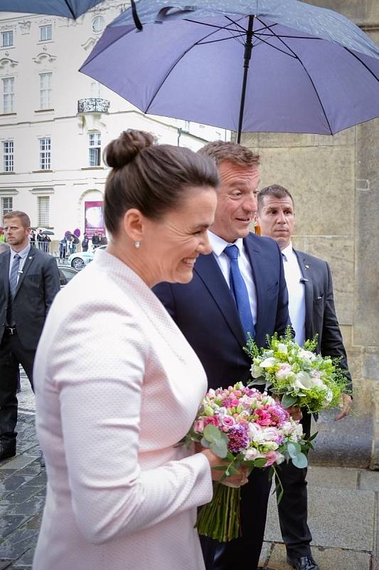 Maďarská prezidentka Katalin Nováková s květinou, kterou vázaly hradecké studentky.