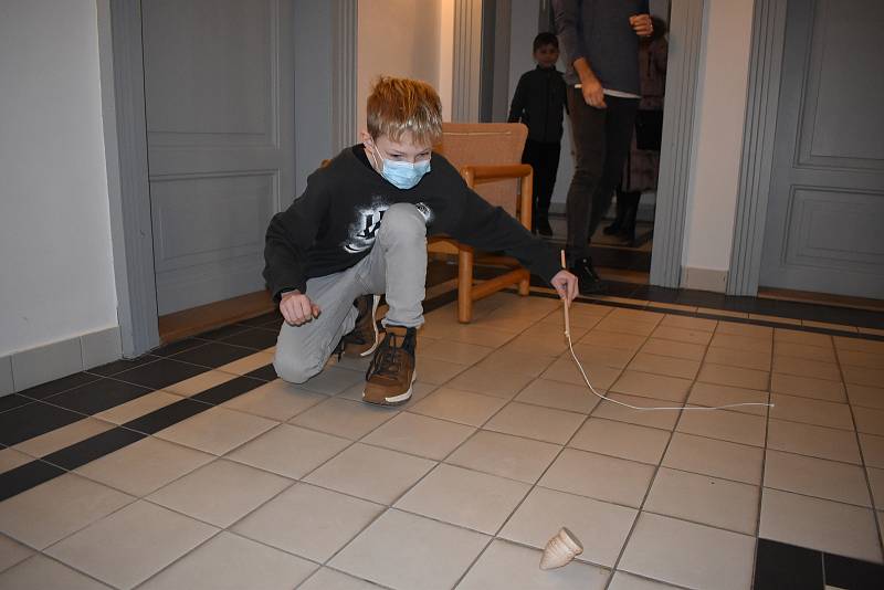 Děti mohly v hradeckém muzeu zkusit i desítku středověkých her.