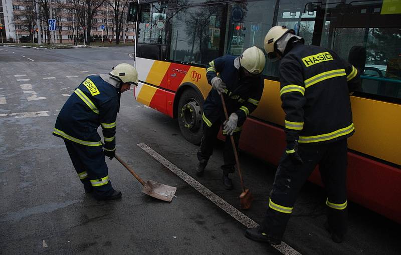 Na Brněnské třídě se srazil autobus MHD s osobním vozem