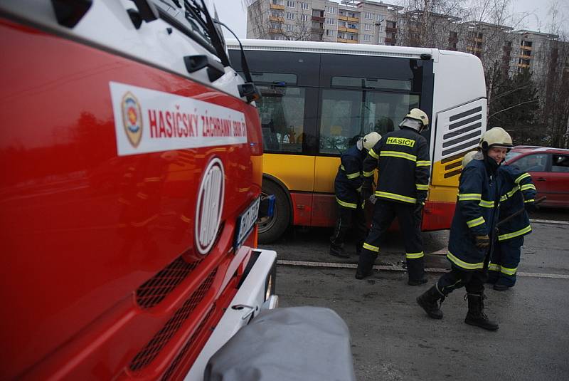 Na Brněnské třídě se srazil autobus MHD s osobním vozem