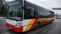 Na Brněnské třídě se srazil autobus MHD s osobním vozem