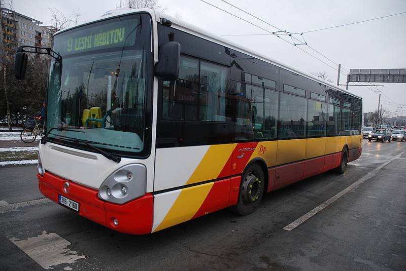 Na Brněnské třídě se srazil autobus MHD s osobním vozem