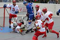 Hradecké hokejbalisty (v bílém) čeká v extralize domácí duel s Hostivaří.