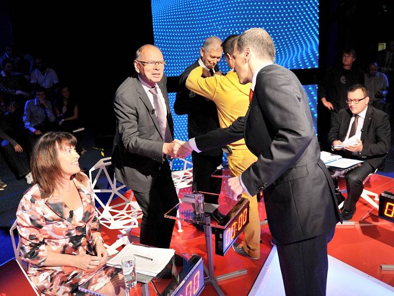 Lídři politických stran během předvolební debaty televizní stanice ČT24.