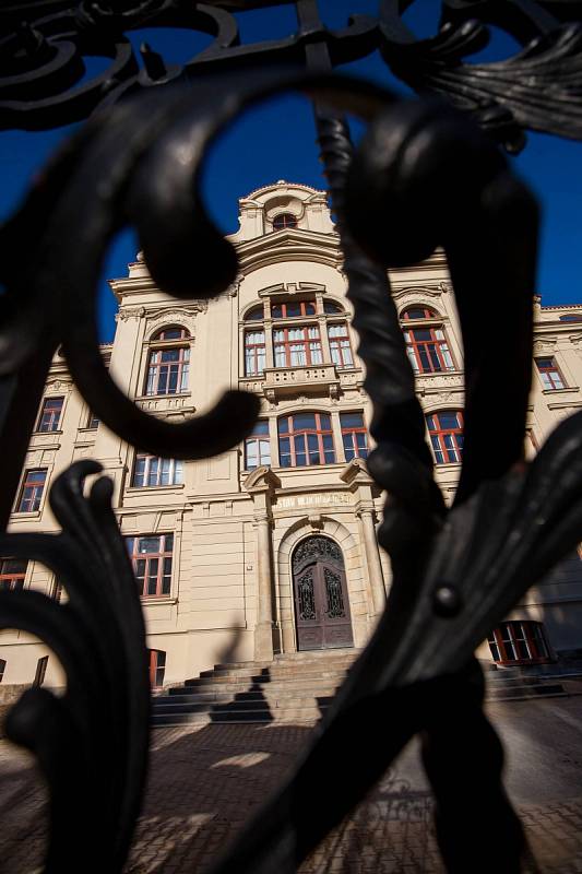 Královéhradecké Rudolfinum, dříve ústav hluchoněmých, sídlo obchodní akademie na Pospíšilově třídě.