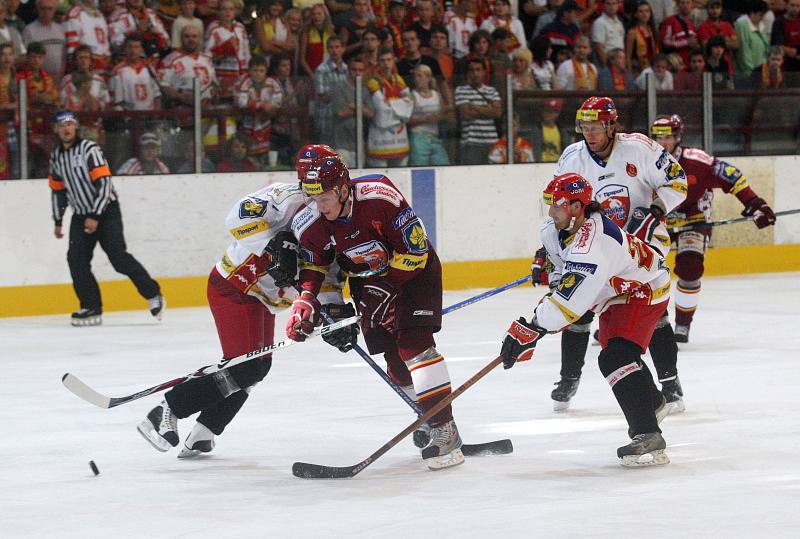 Hradečtí hokejisté (v bílých dresech) se v rámci Tipsport Hockey Cupu střetli s pražskou Spartou.