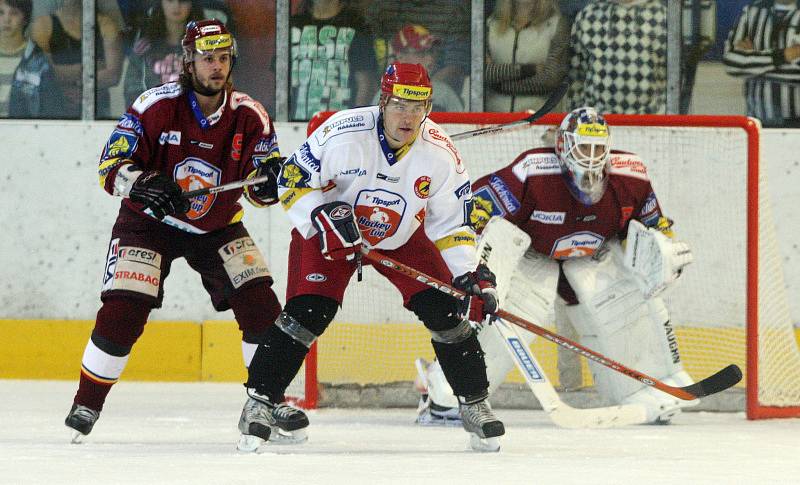 Hradečtí hokejisté (v bílých dresech) se v rámci Tipsport Hockey Cupu střetli s pražskou Spartou.