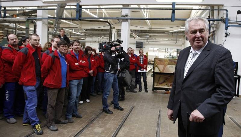 Prezident Zeman si prohlédl muzeum a výrobu firmy Petrof na výrobu klavírů a pianin.