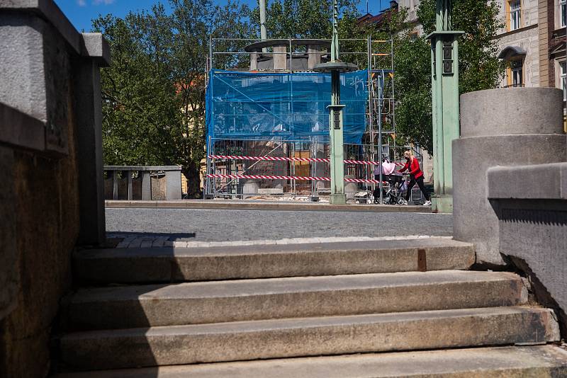 Oprava dalšího Kotěrova kiosku na hradeckém Eliščině nábřeží stojícího na okraji Pražského mostu.