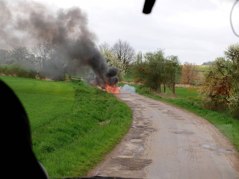 Požár vozidla Peugeot 406 u obce Křičov.