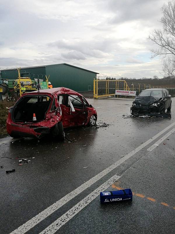 Tragická dopravní nehoda dvou osobních a jednoho nákladního automobilu na silnici I/33 u Lochenic.