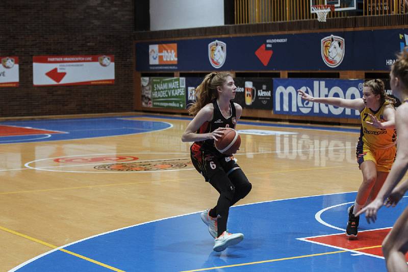 TALENT V AKCI. Patnáctiletá Lvice Dominika Paurová (s míčem) v duelu se Slovankou.