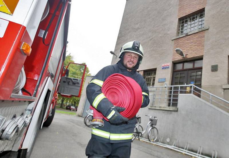 Cvičení hasičů u hradecké vazební věznice.