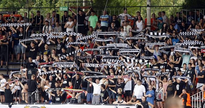 Fotbalová národní liga: FC Hradec Králové - FK Pardubice.